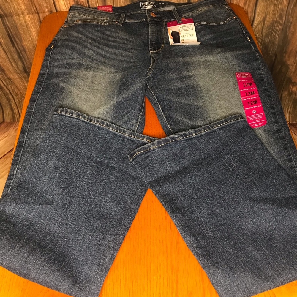 NWT Signature by Levi Strauss & Co.™ Gold Label Women’s Shaping Bootcut Jean